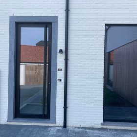 Strakke alu voordeur in glas en trekker over de lengte - Strakke alu voordeur in glas en trekker over de lengte