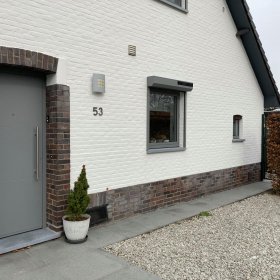 Alu deur in klassieke woning witte muren - Alu deur in klassieke woning witte muren