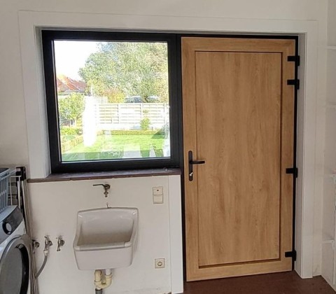 Achterdeur in PVC in houtlook met zwarte kaders, Winfera, Zutendaal
