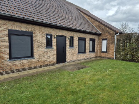 Zwarte moderne PVC voordeur in 'Hollandse stijl" met blokprofielen