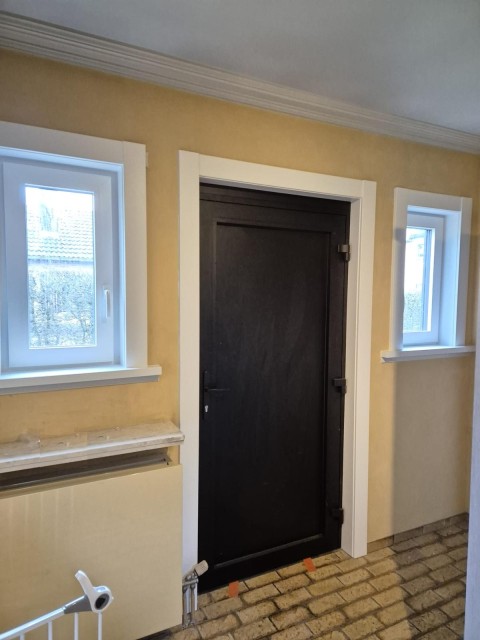 Zwarte moderne PVC voordeur in 'Hollandse stijl" met blokprofielen