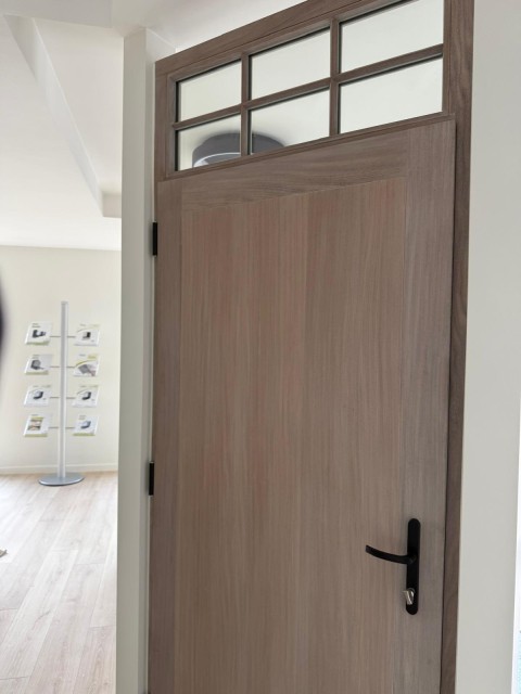 Showroomtopper: houten inkomdeur in Afromosia, puur vakmanschap