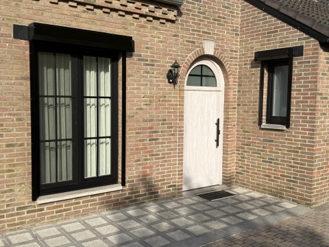 Houten deur gecombineerd met zwart PVC ramen, Winfera