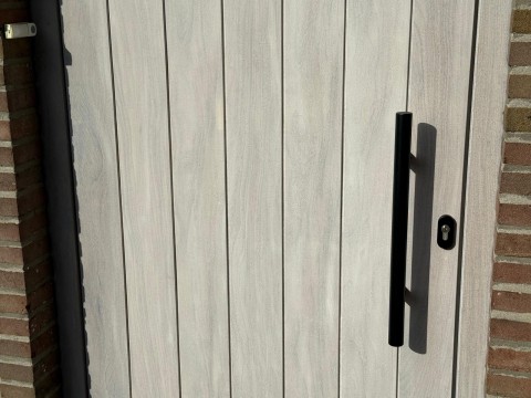 Houten deur gecombineerd met zwart PVC ramen, Winfera