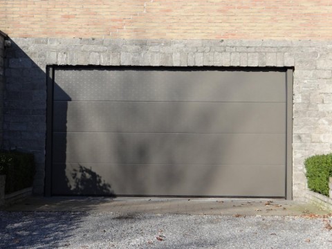 Garagepoort in kwartsgrijs
