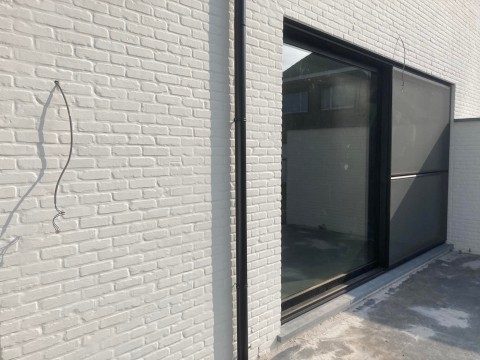 Modern PVC zwart schuifraam wit gekaleide muur