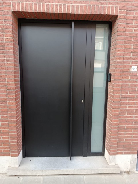 Modern zwart vlakke PVC voordeur