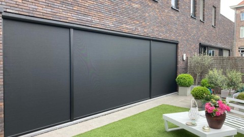 Screens op glazen achtergevel