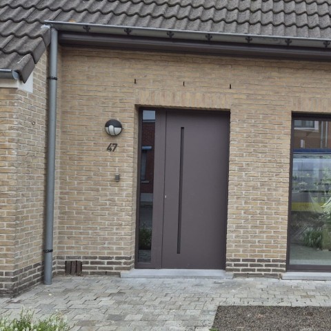 Aluminium toegangsdeur modern bruin door Winfera geplaatst in Harelbeke