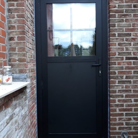 Klassieke achterdeur in zwart aluminium met paneel en kruishoutjes