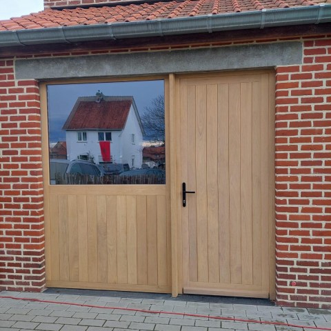 Houten achterdeurgeheel met breed zijlicht door Winfera geplaatst in Deerlijk