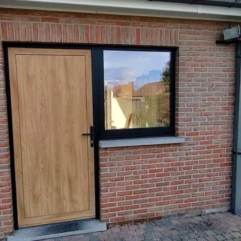 Achterdeur in PVC in houtlook met zwarte kaders, Winfera, Zutendaal