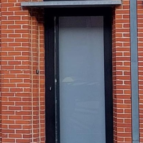 Zwarte PVC voordeur met bovenlicht en melkglas geplaatst in Leopolsburg