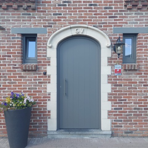 Charmante deur tussen natuursteen, Herk-De-Stad, Winfera