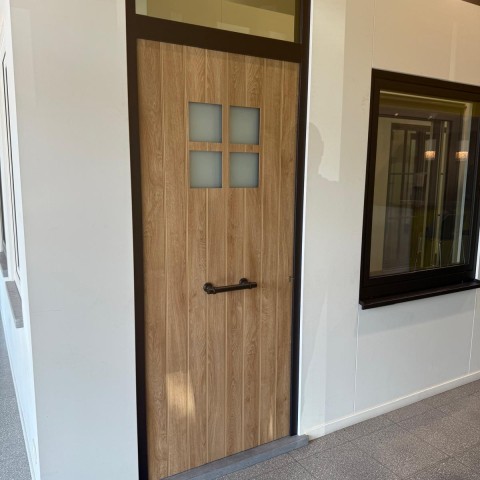 Pastorie voordeur in showroom Winfera Kortrijk