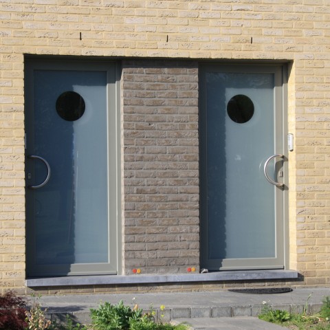 Twee toegangsdeuren voor een appartement
