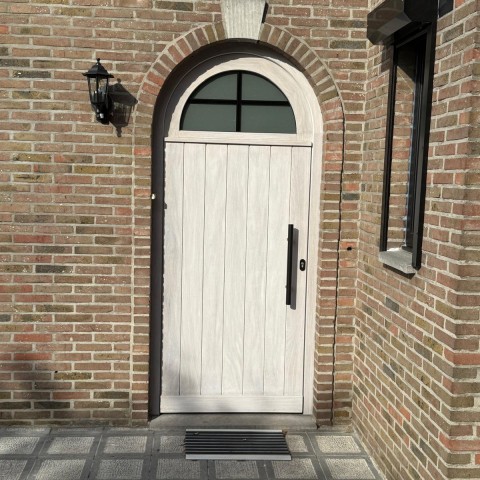 Houten deur gecombineerd met zwart PVC ramen, Winfera