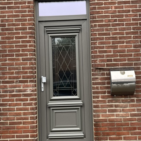 Authentieke PVC-deur met klassiek karakter in Horebeke