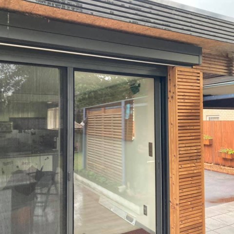 Zwart aluminium met houten buitenafwerking